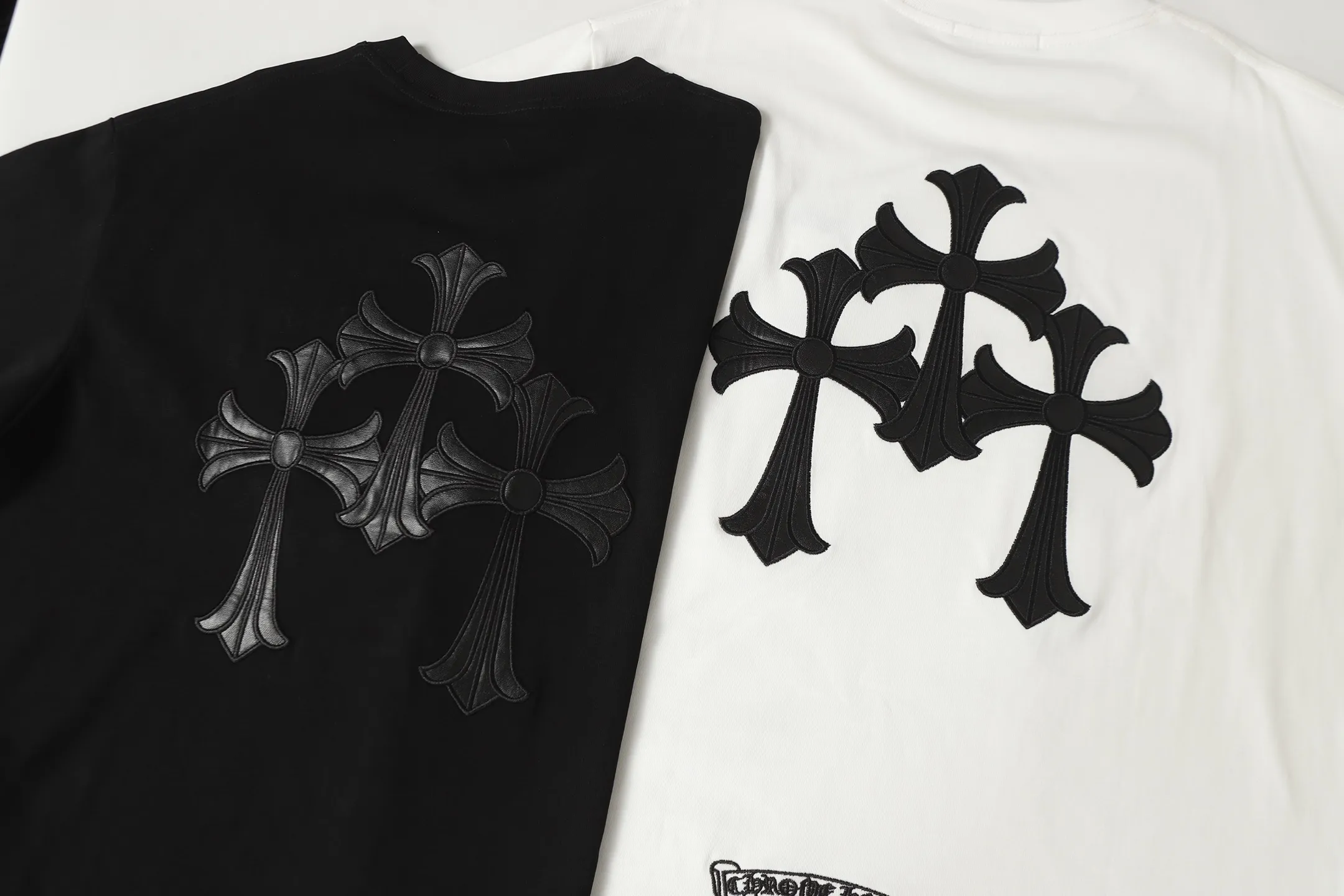 P170 Model 2210 280g heavy double yarn -Chrome Hearts/Chrome Heart Cross✝️Skin embroidered short-sleeved T-shirt -High weight, high density and high quality. The wool is soft, delicate and skin-friendly. It feels soft and silky. It has excellent warmth and skin-friendly properties. -Customized weaving and dyeing, no color difference. No matter the fabric or workmanship details, it beats the ordinary version on the market. -Colour: black white -Size: S M L XL